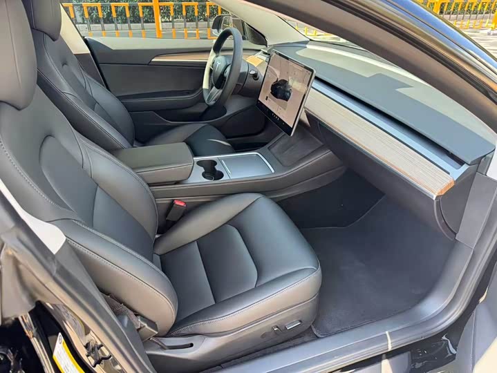 Фото 4 - Tesla Model 3