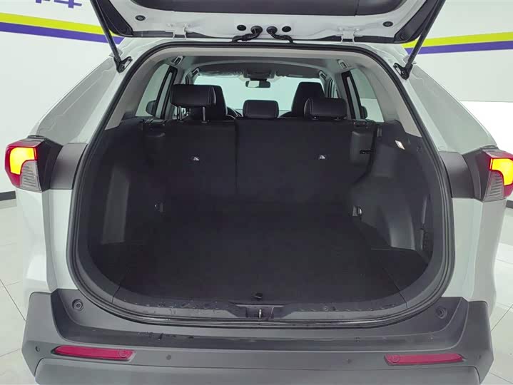 Фото 4 - Toyota RAV4