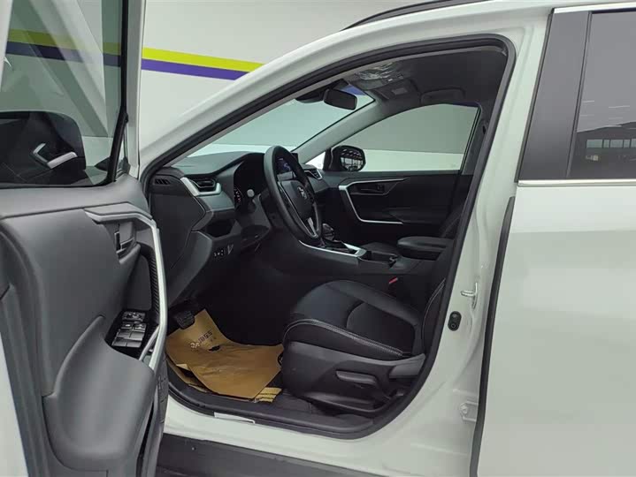 Фото 9 - Toyota RAV4