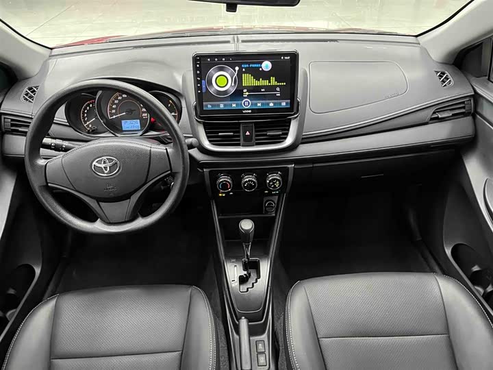 Фото 2 - Toyota Yaris L Hatchback