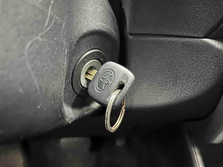 Фото 4 - Toyota Yaris L Hatchback