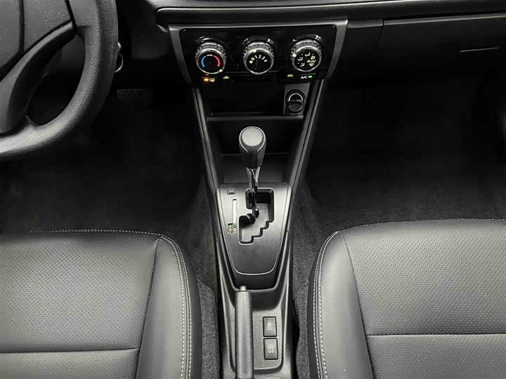 Фото 5 - Toyota Yaris L Hatchback