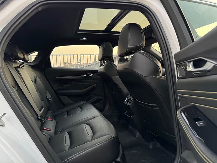 Фото 8 - Geely Preface