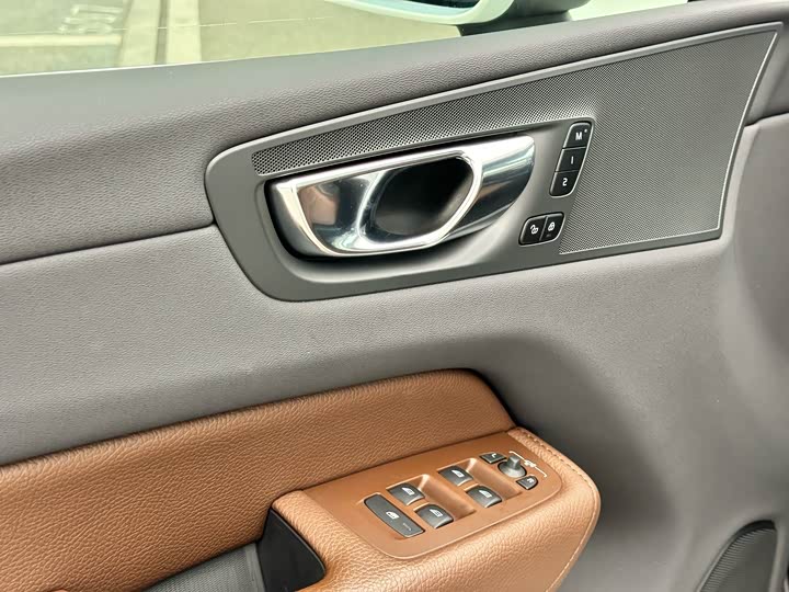 Фото 9 - Volvo XC60