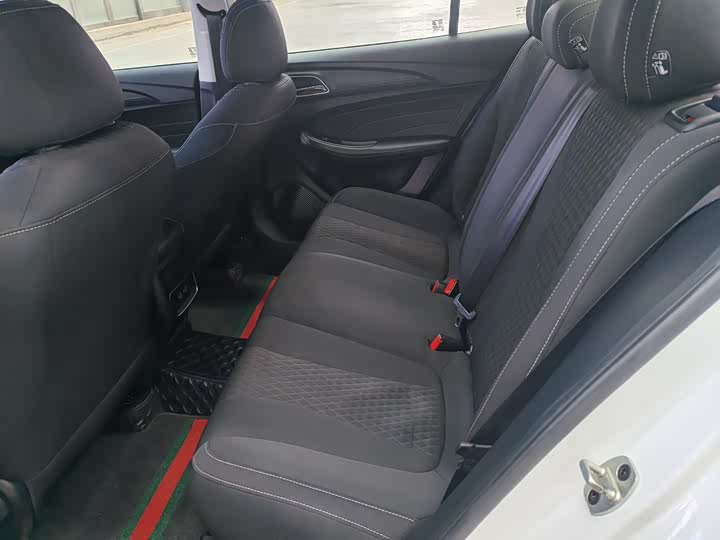 Фото 9 - Roewe i5