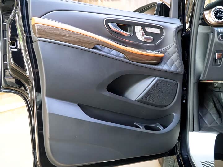Фото 9 - Mercedes-Benz V-Class