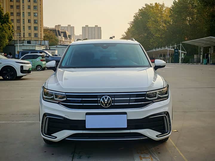 Фото 3 - Volkswagen Tiguan L Hybrid