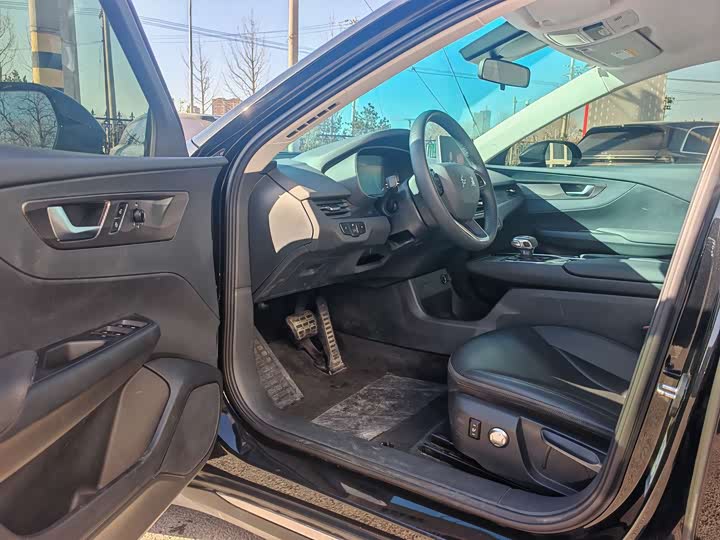 Фото 3 - Hongqi E-QM5