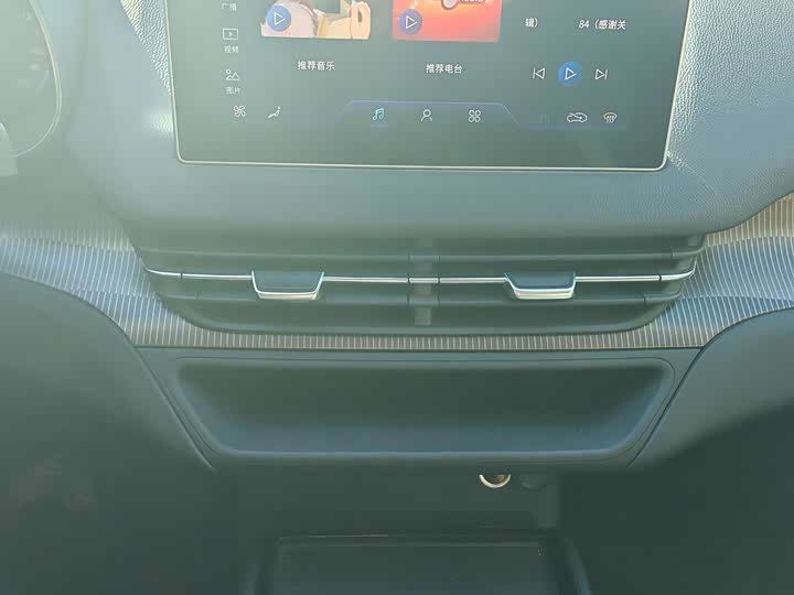 Фото 5 - Hongqi E-QM5