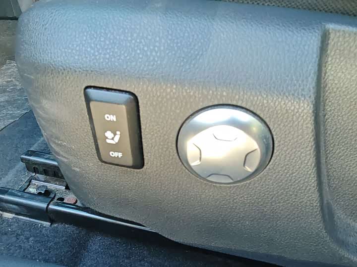 Фото 8 - Hongqi E-QM5