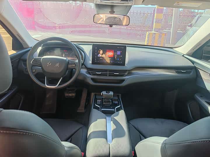 Фото 9 - Hongqi E-QM5