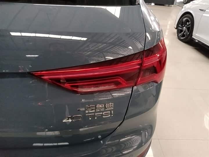 Фото 8 - Audi Q3