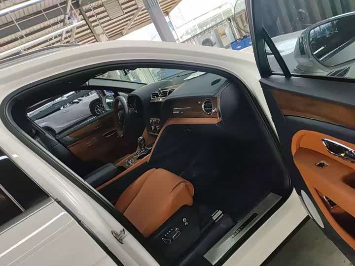 Фото 5 - Bentley Bentayga