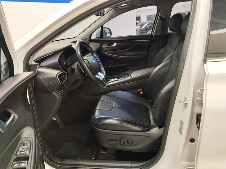 Фото 9 - Hyundai Santa Fe