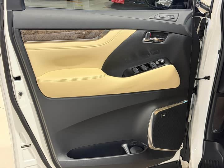 Фото 9 - Toyota Vellfire