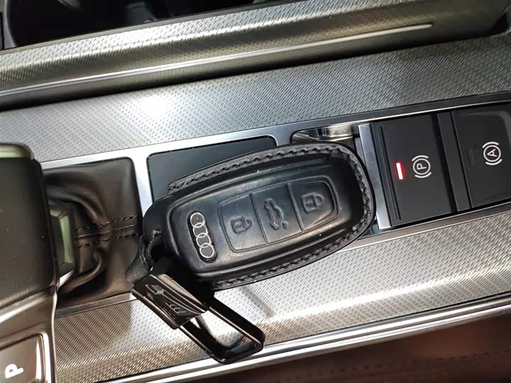 Фото 9 - Audi A6L