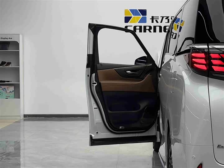 Фото 5 - Toyota Alphard