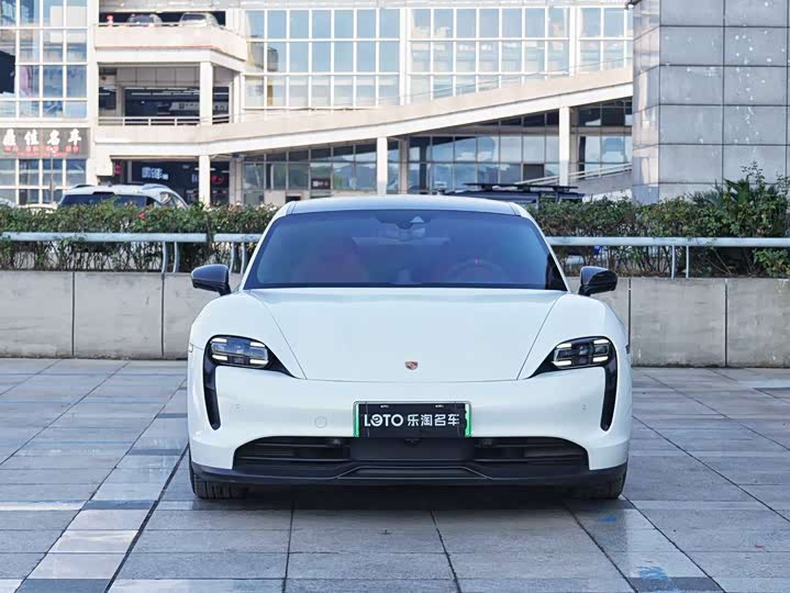 Фото 2 - Porsche Taycan