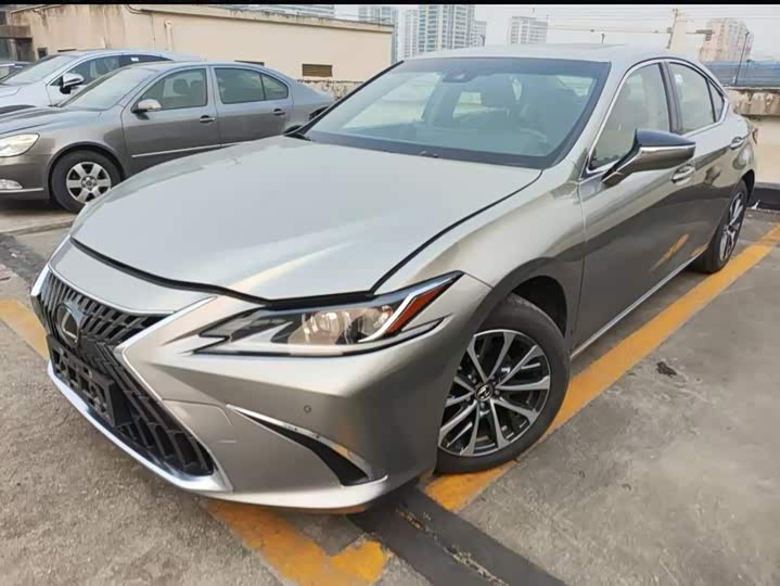 Фото 1 - Lexus ES