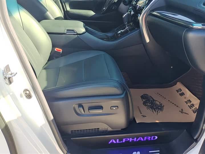 Фото 8 - Toyota Vellfire