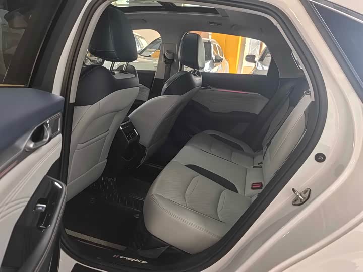 Фото 4 - Geely Preface