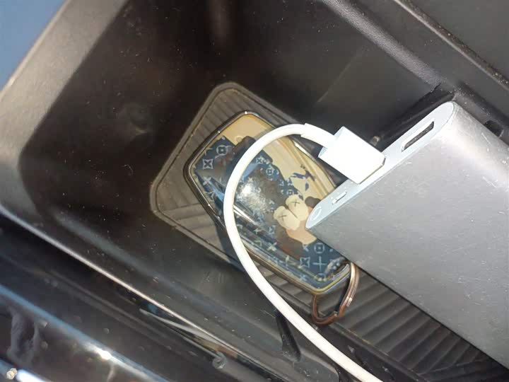 Фото 8 - Geely Coolray