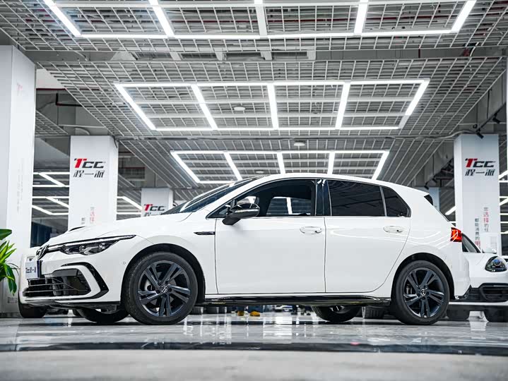 Фото 1 - Volkswagen Golf