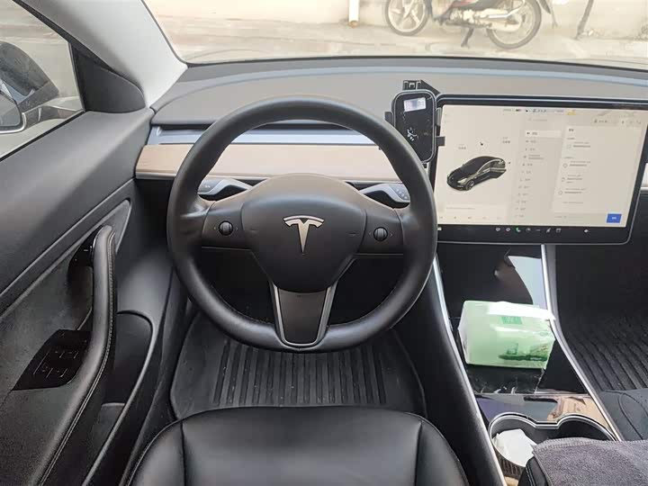 Фото 3 - Tesla Model 3