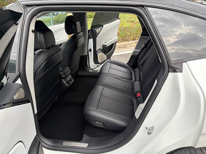 Фото 9 - Zeekr 007