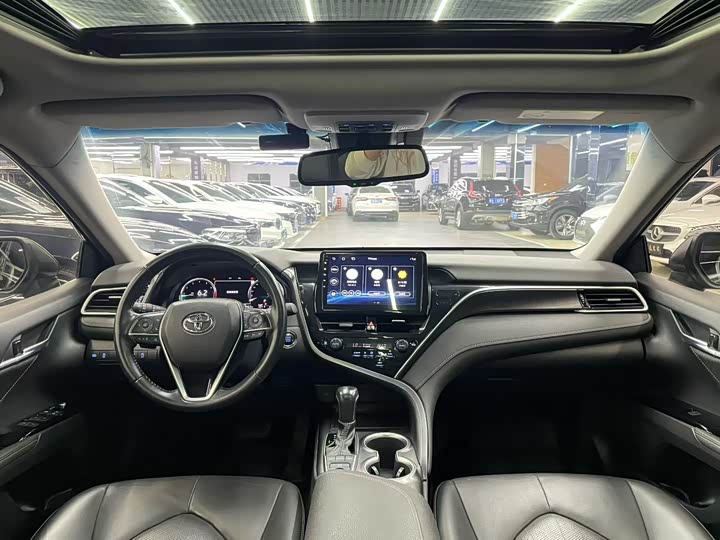 Фото 4 - Toyota Camry