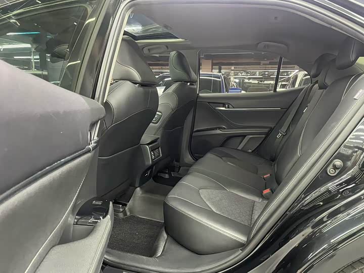 Фото 6 - Toyota Camry