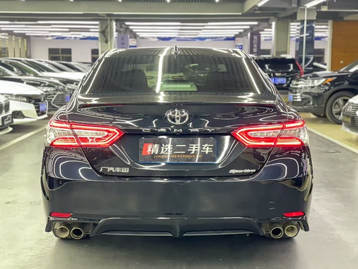 Фото 8 - Toyota Camry