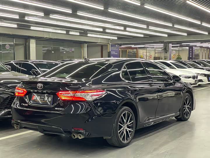 Фото 9 - Toyota Camry