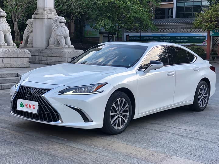 Фото 1 - Lexus ES