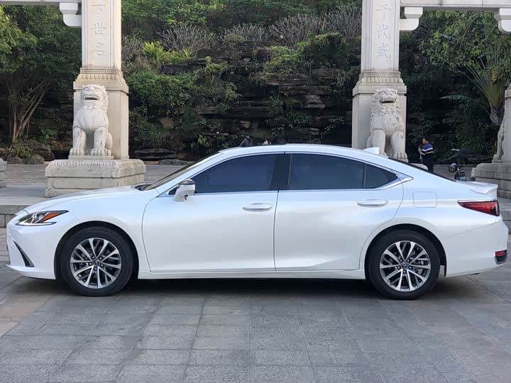 Фото 3 - Lexus ES