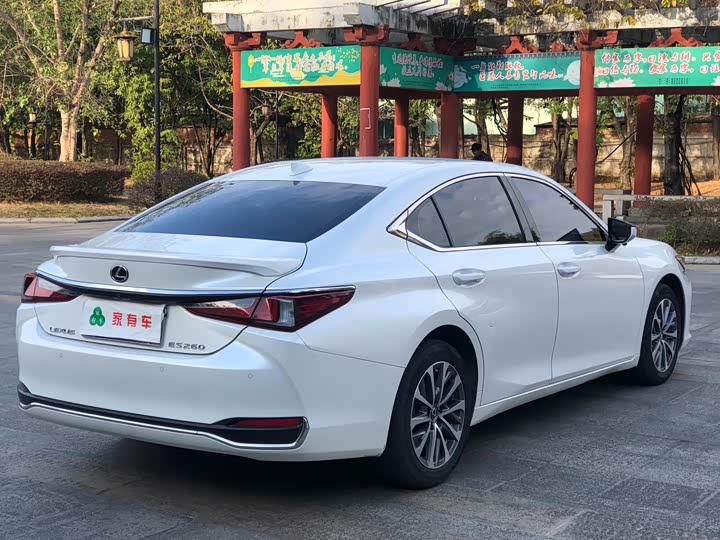 Фото 6 - Lexus ES