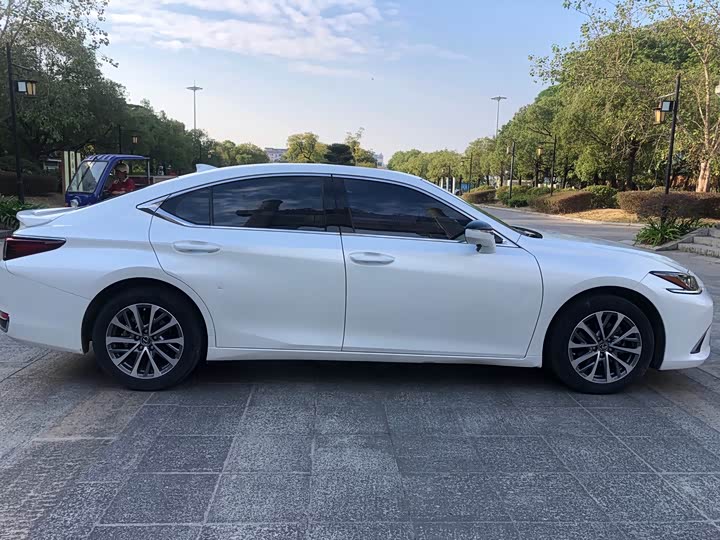 Фото 7 - Lexus ES