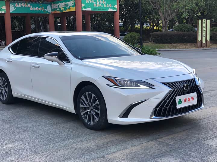 Фото 8 - Lexus ES