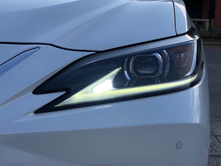 Фото 9 - Lexus ES