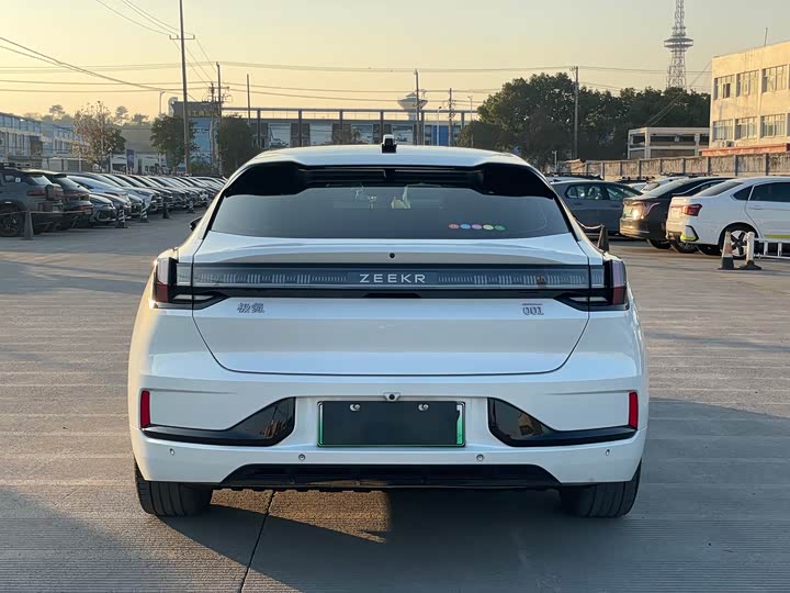Фото 8 - Zeekr 001