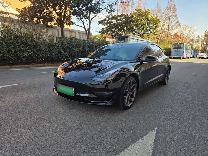 Фото 1 - Tesla Model 3