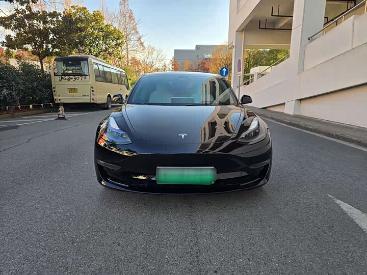 Фото 2 - Tesla Model 3