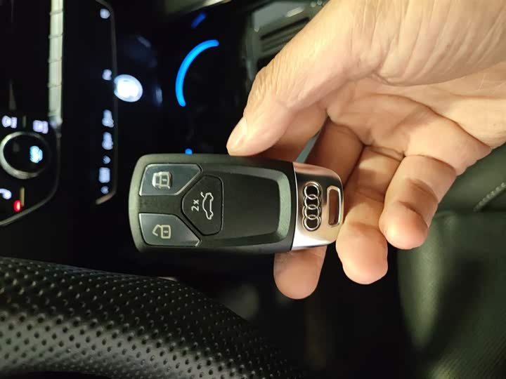 Фото 9 - Audi A4L