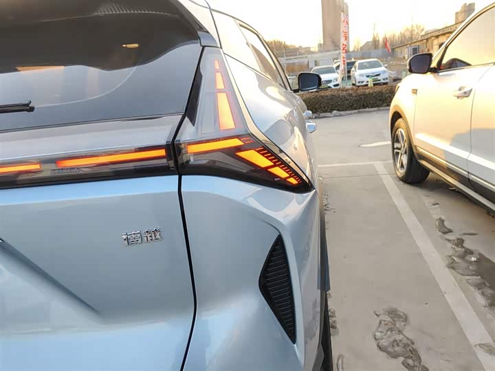 Фото 8 - Geely Atlas