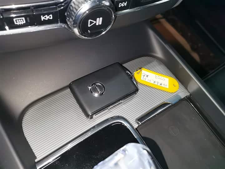 Фото 9 - Volvo XC60 Hybrid