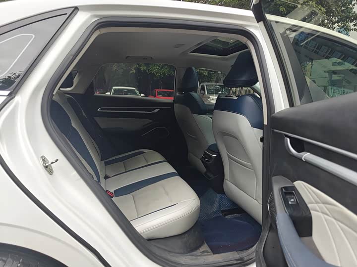 Фото 9 - Geely Emgrand