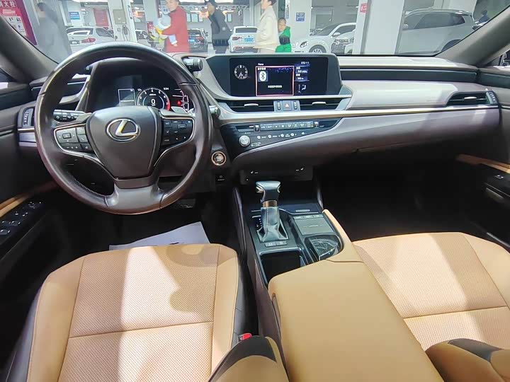 Фото 5 - Lexus ES