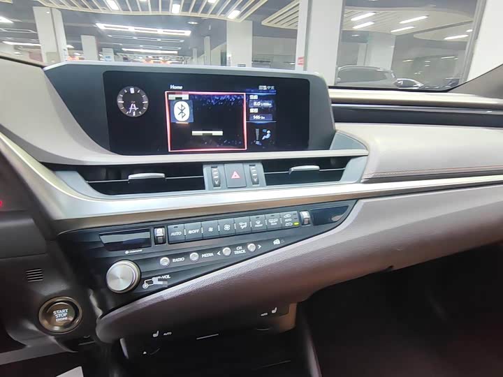 Фото 7 - Lexus ES