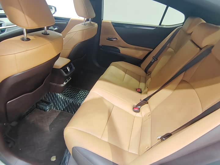 Фото 9 - Lexus ES