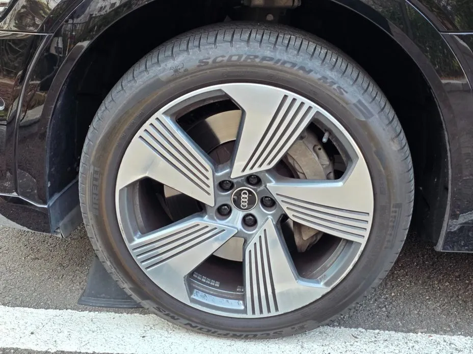 Фото 12 - Audi e-tron